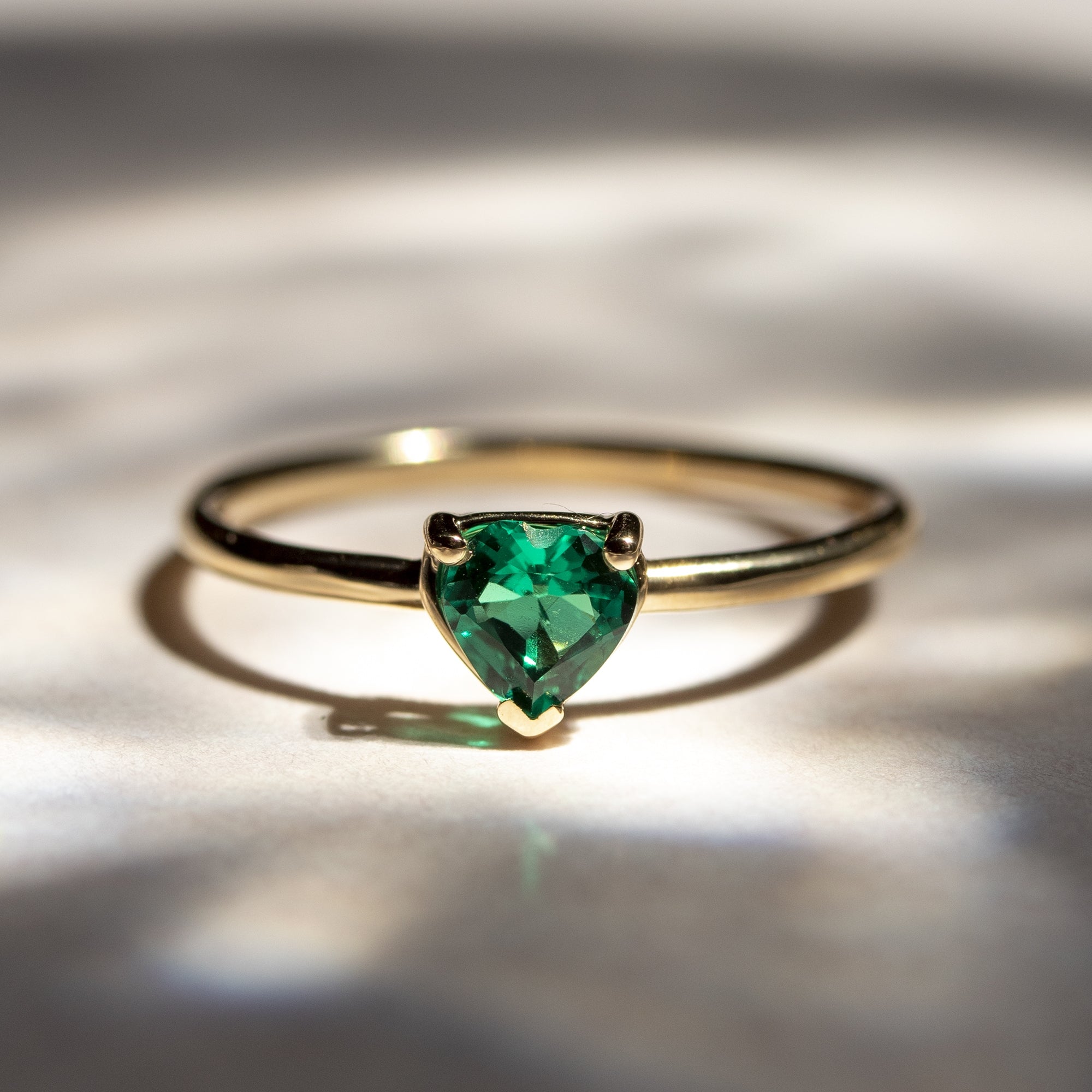 Anillo en oro 18K y esmeralda talla corazón