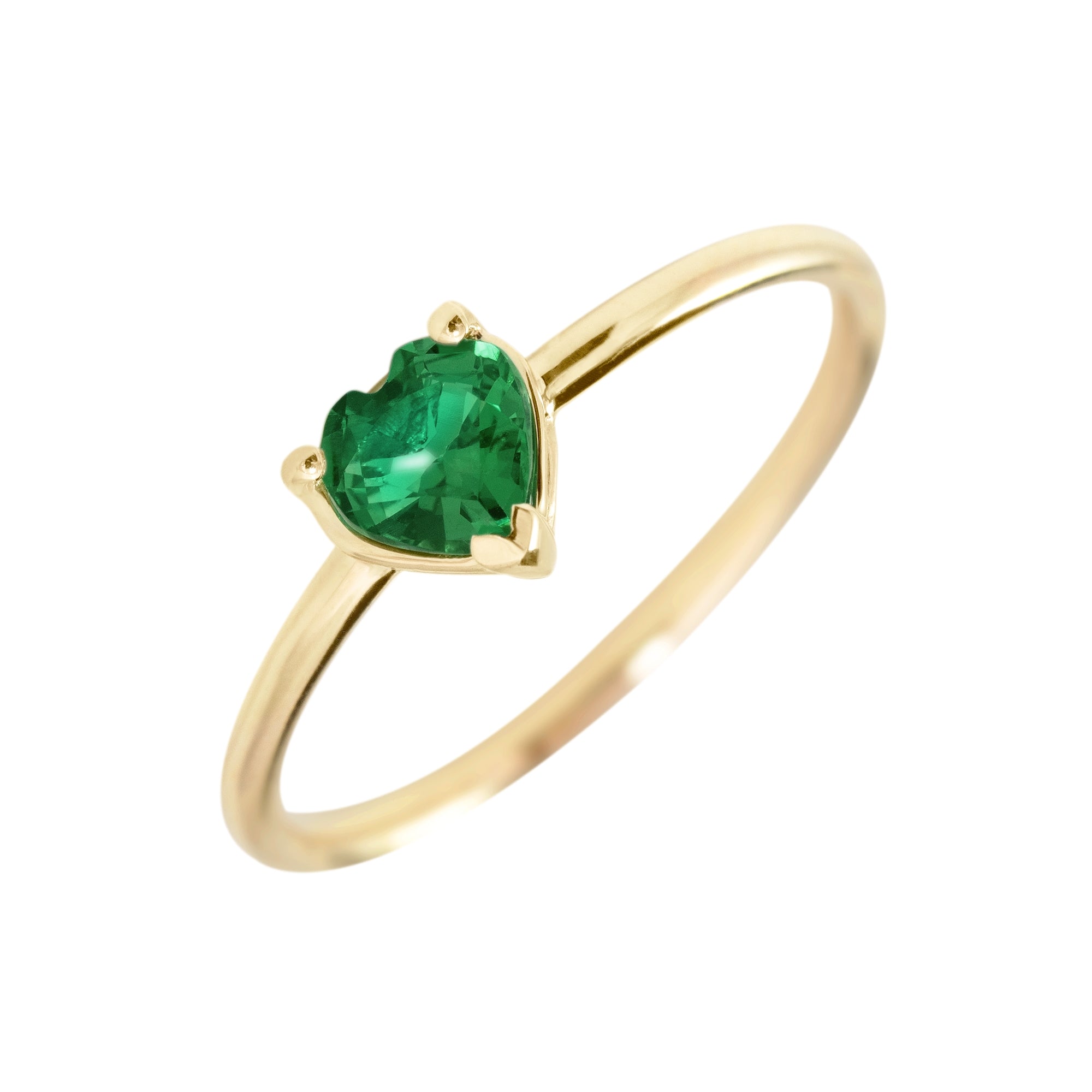 Anillo en oro 18K y esmeralda talla corazón en fondo blanco