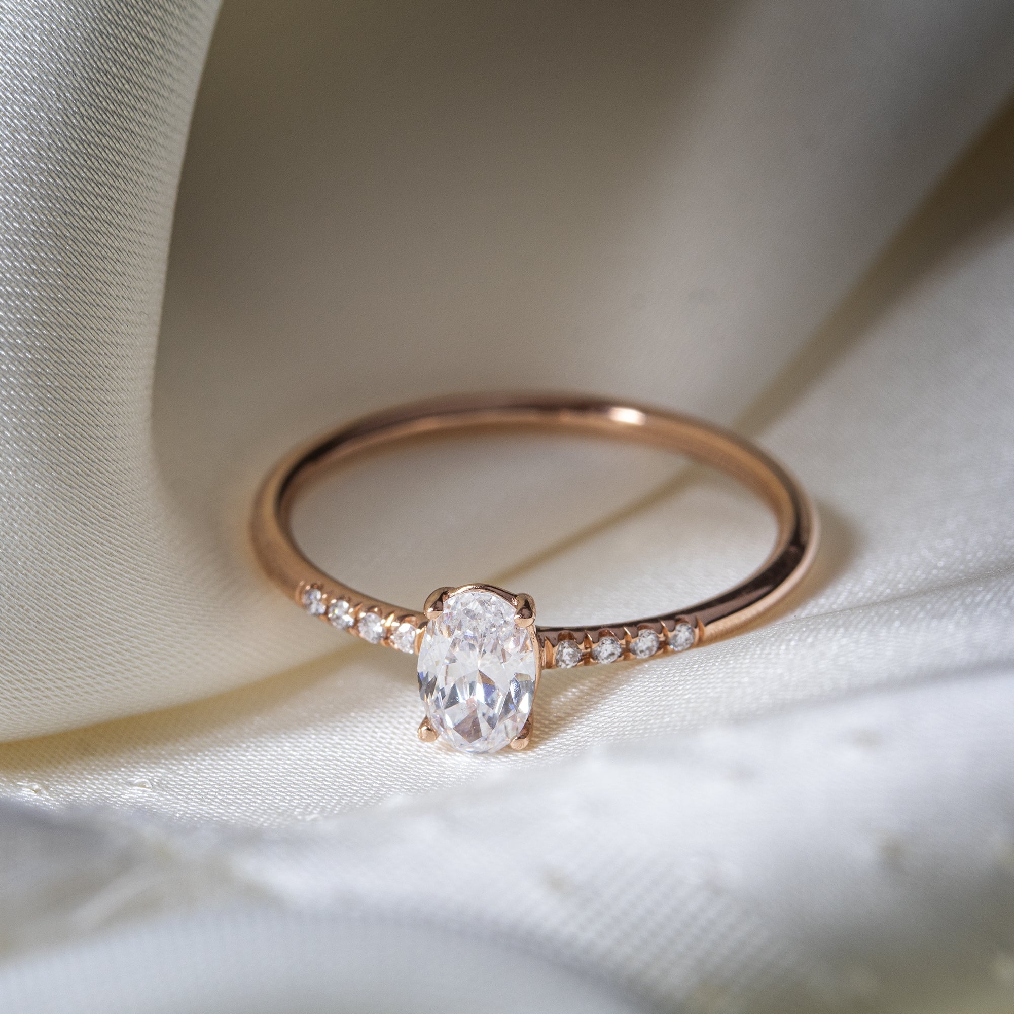 anillo-solitario-en-oro-rosa-de-18k-y-topacio-central