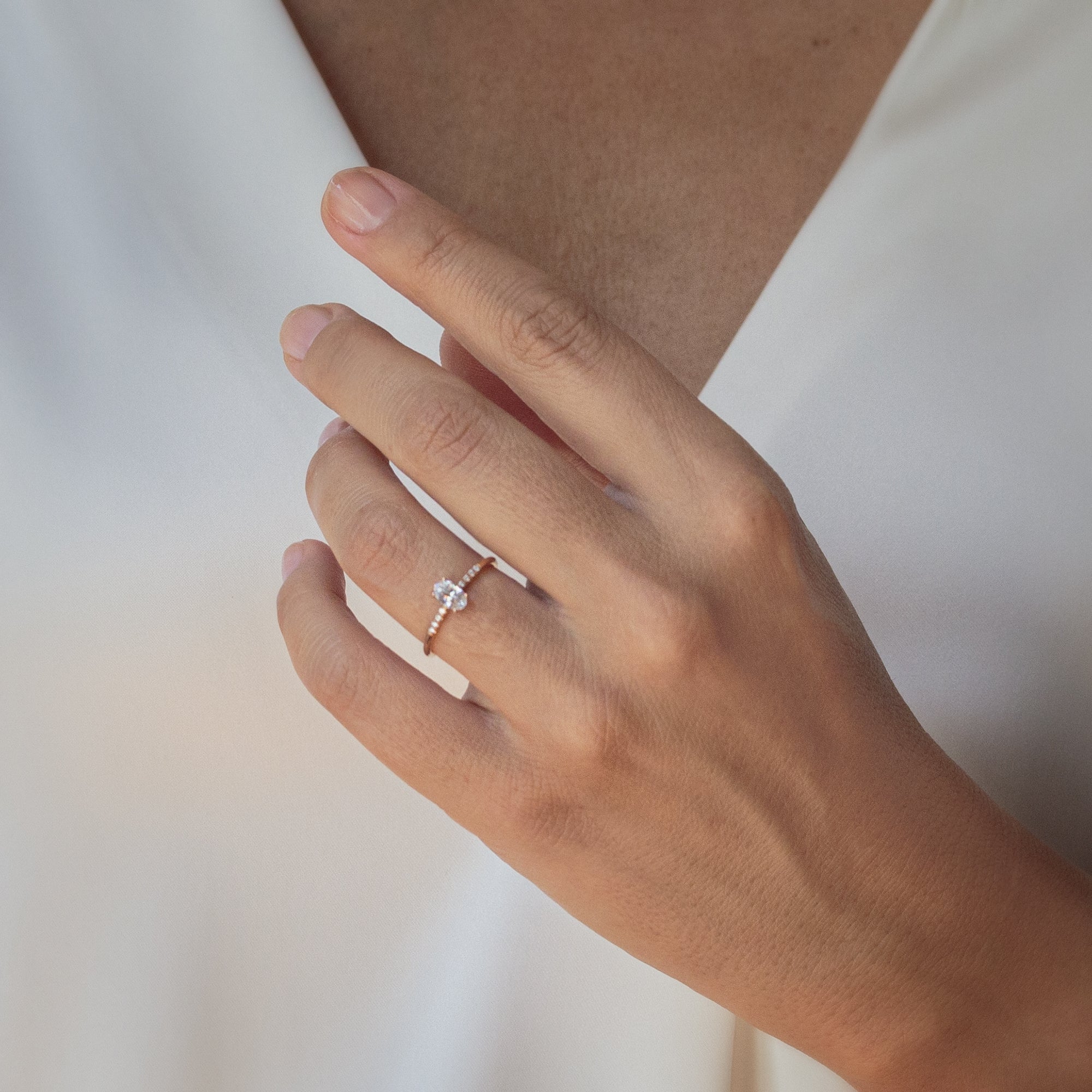 anillo-solitario-en-oro-rosa-de-18k-y-topacio-central