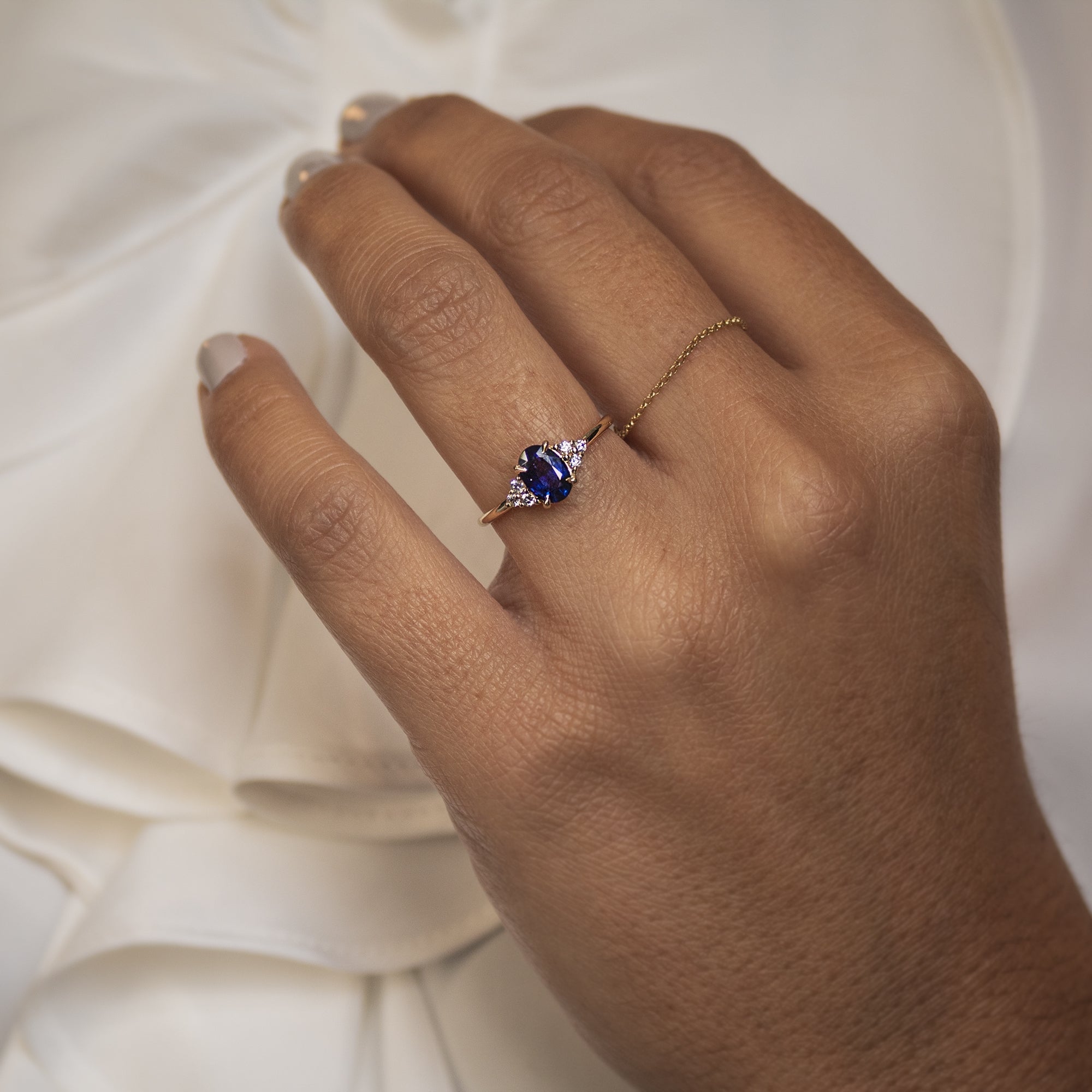 anillo-de-compromiso-trilogía-de-oro-diamantes-y-zafiro