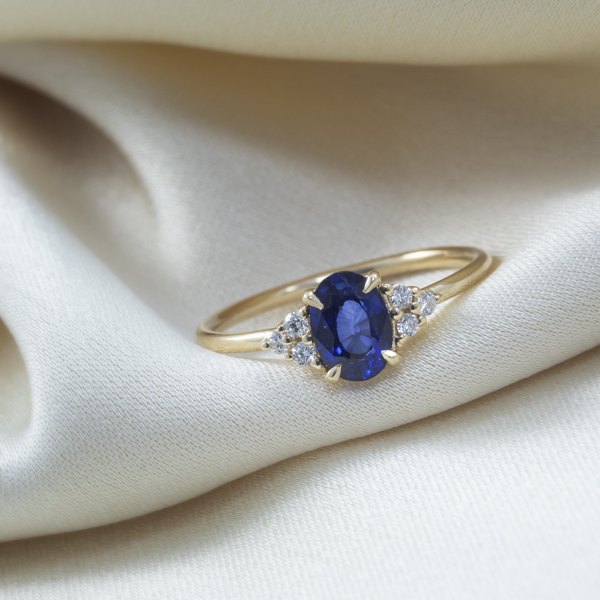 anillo-de-compromiso-trilogía-de-oro-diamantes-y-zafiro