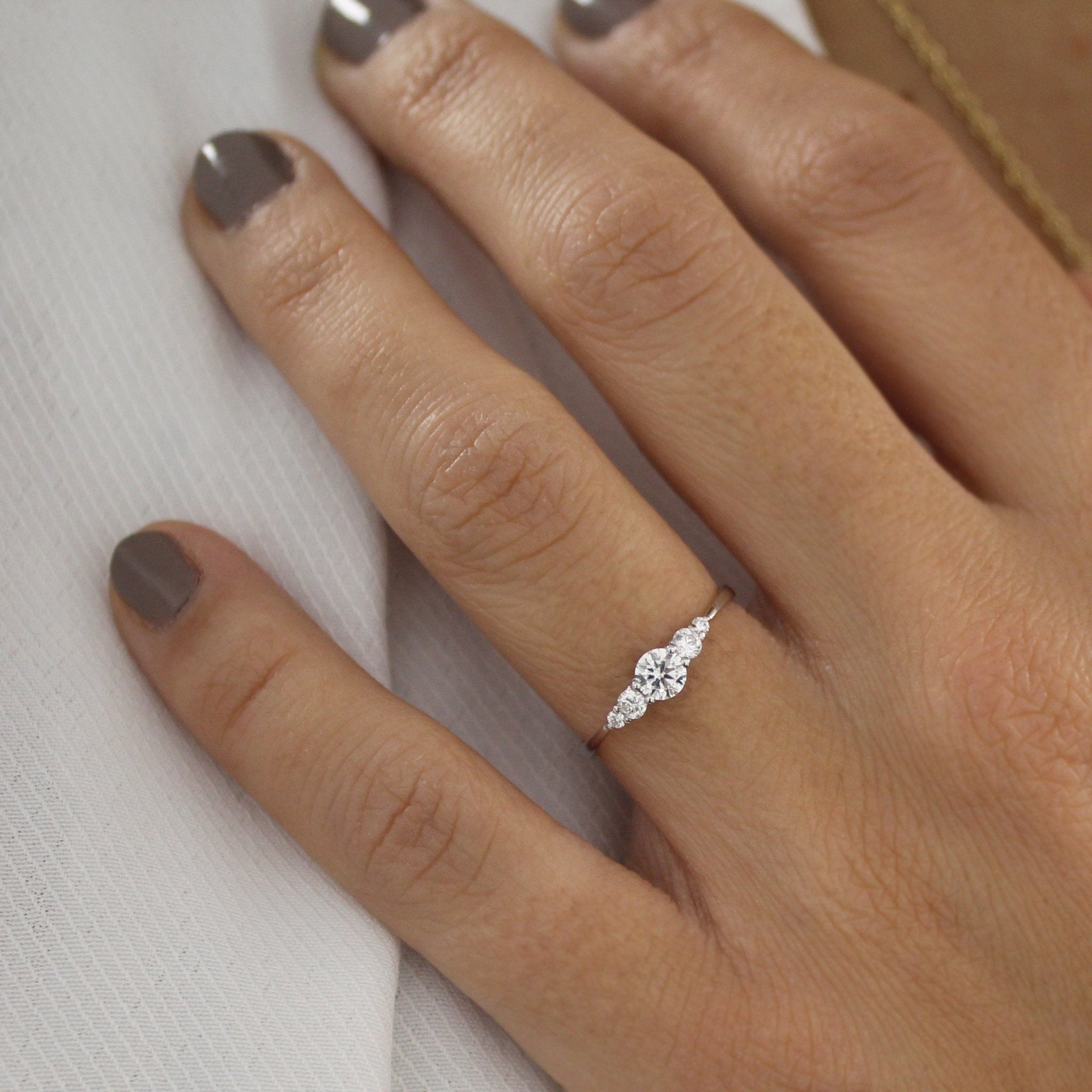 anillo-de-compromiso-oro-blanco-con-5-diamantes-degrade