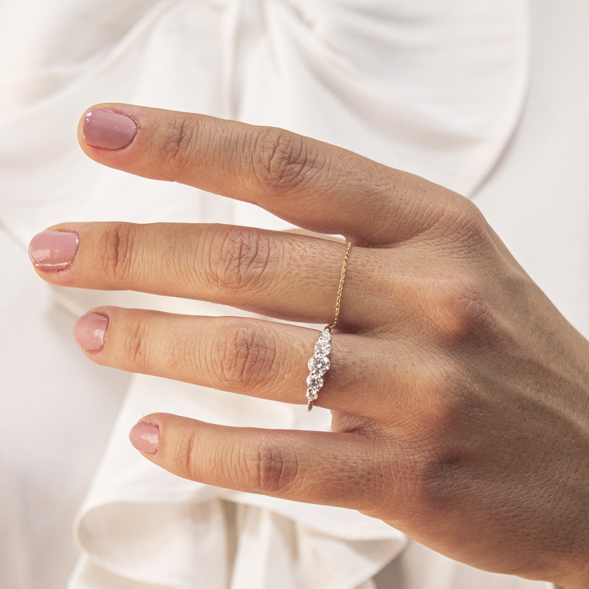 anillo-de-compromiso-tipo-cinquillo-degrade-con-diamantes-naturales