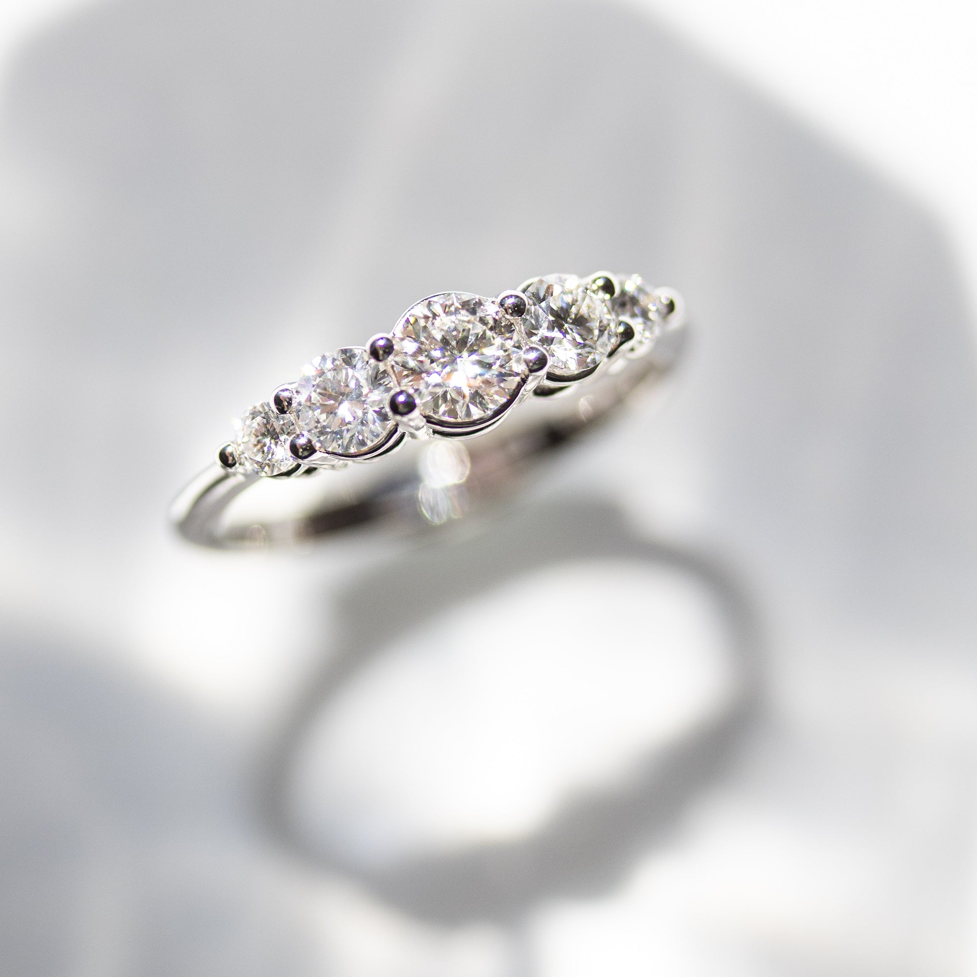 anillo-de-compromiso-tipo-cinquillo-degrade-con-diamantes-naturales