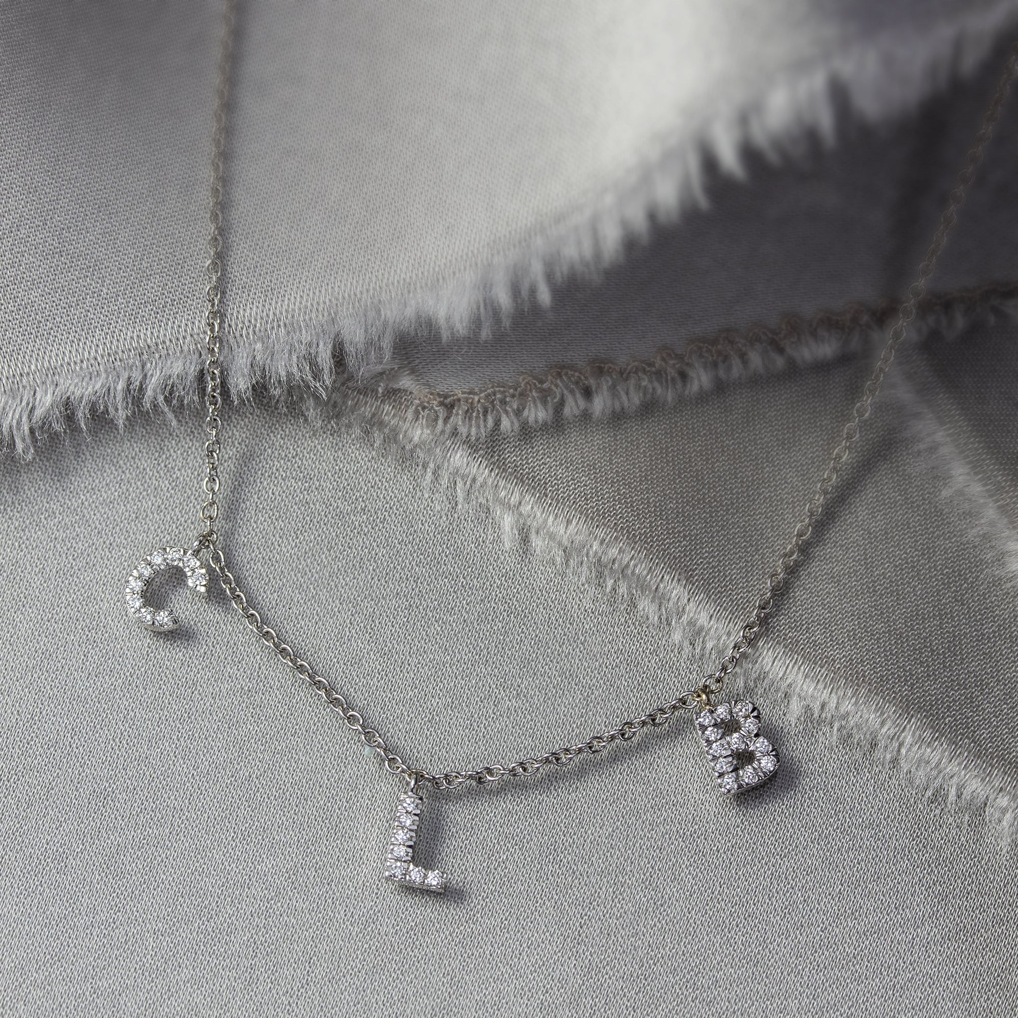 Gargantilla Tres letras Diamantes Mini - Blanca Jewels