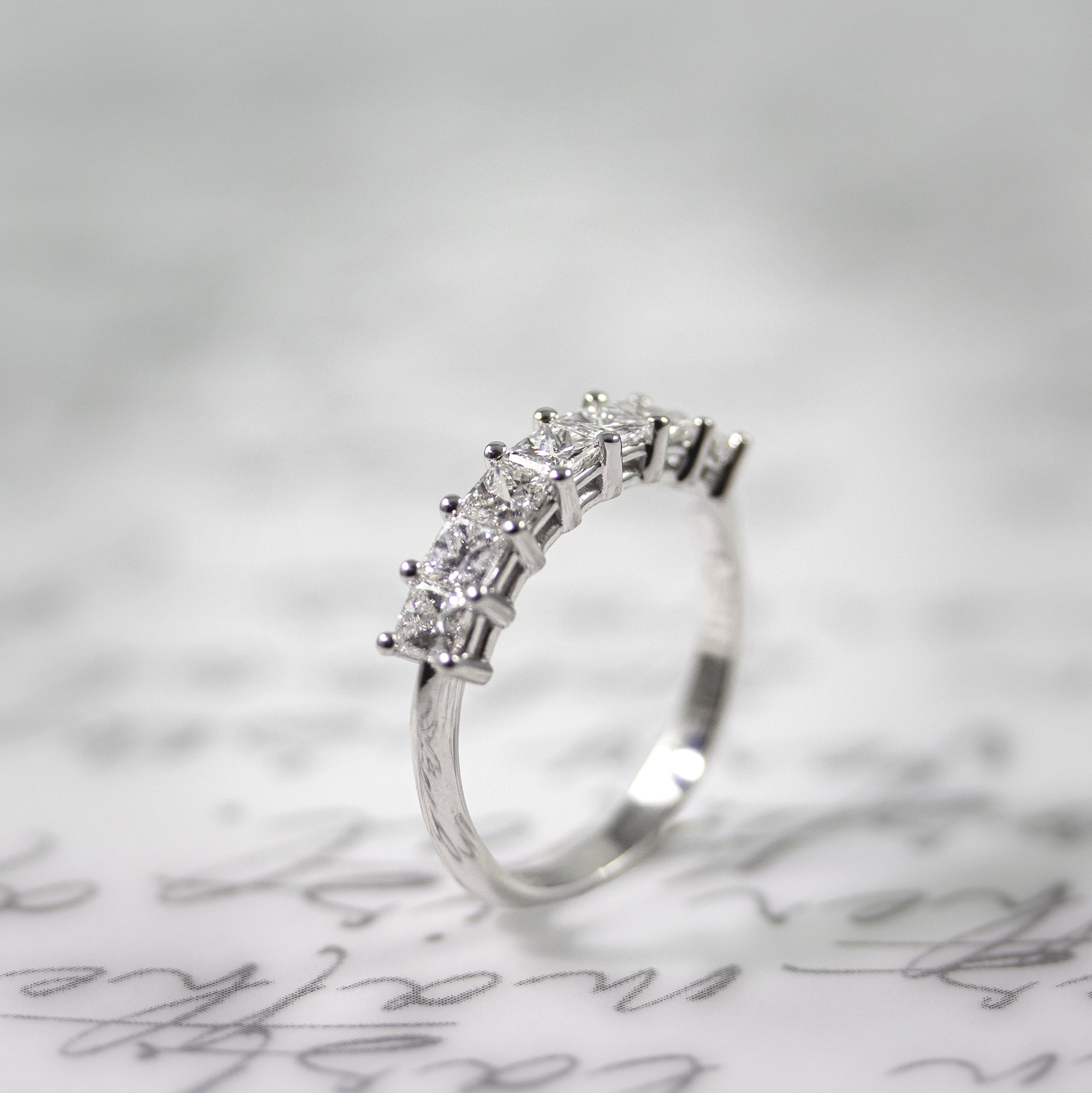 anillo-media-alianza-en-oro-blanco-y-diamantes-talla-princesa