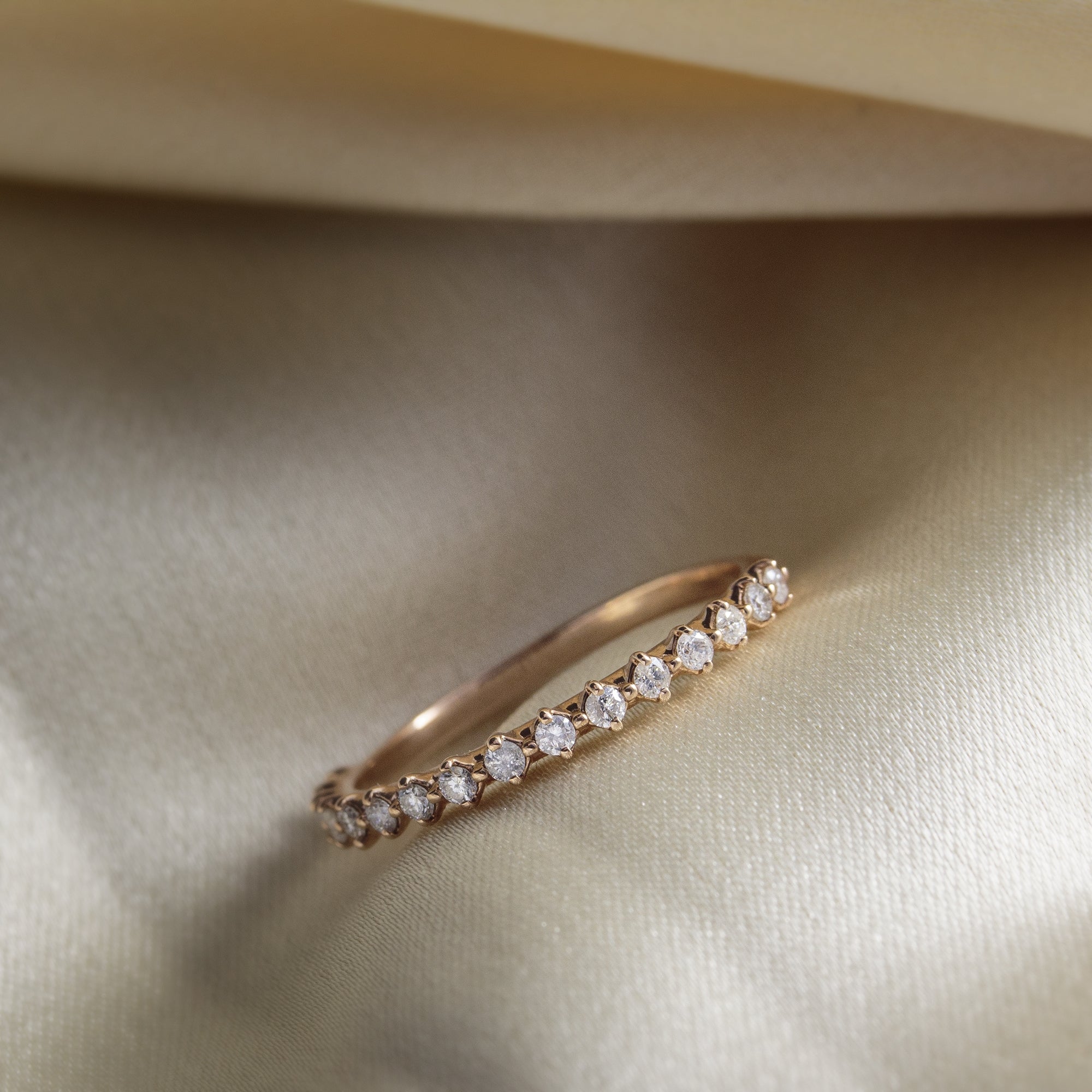 anillo-media-alianza-oro-18k-con-diamantes-talla-brillante
