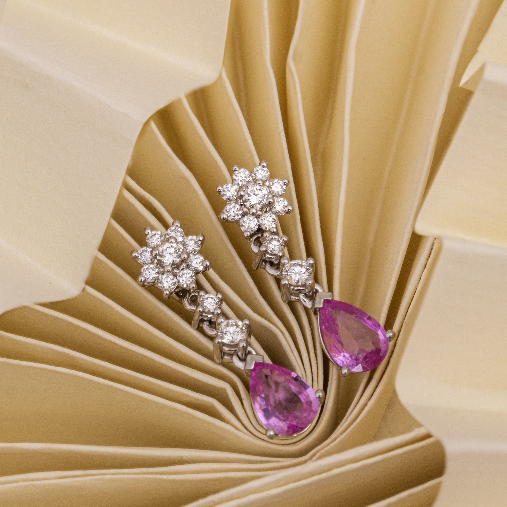 Pendiente Flor Lágrima (desmontable) - Blanca Jewels