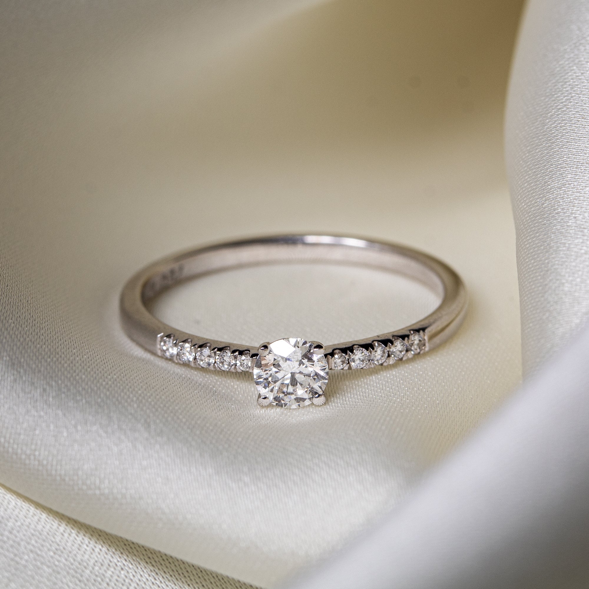 anillo-solitario-con-diamante-engastado-central