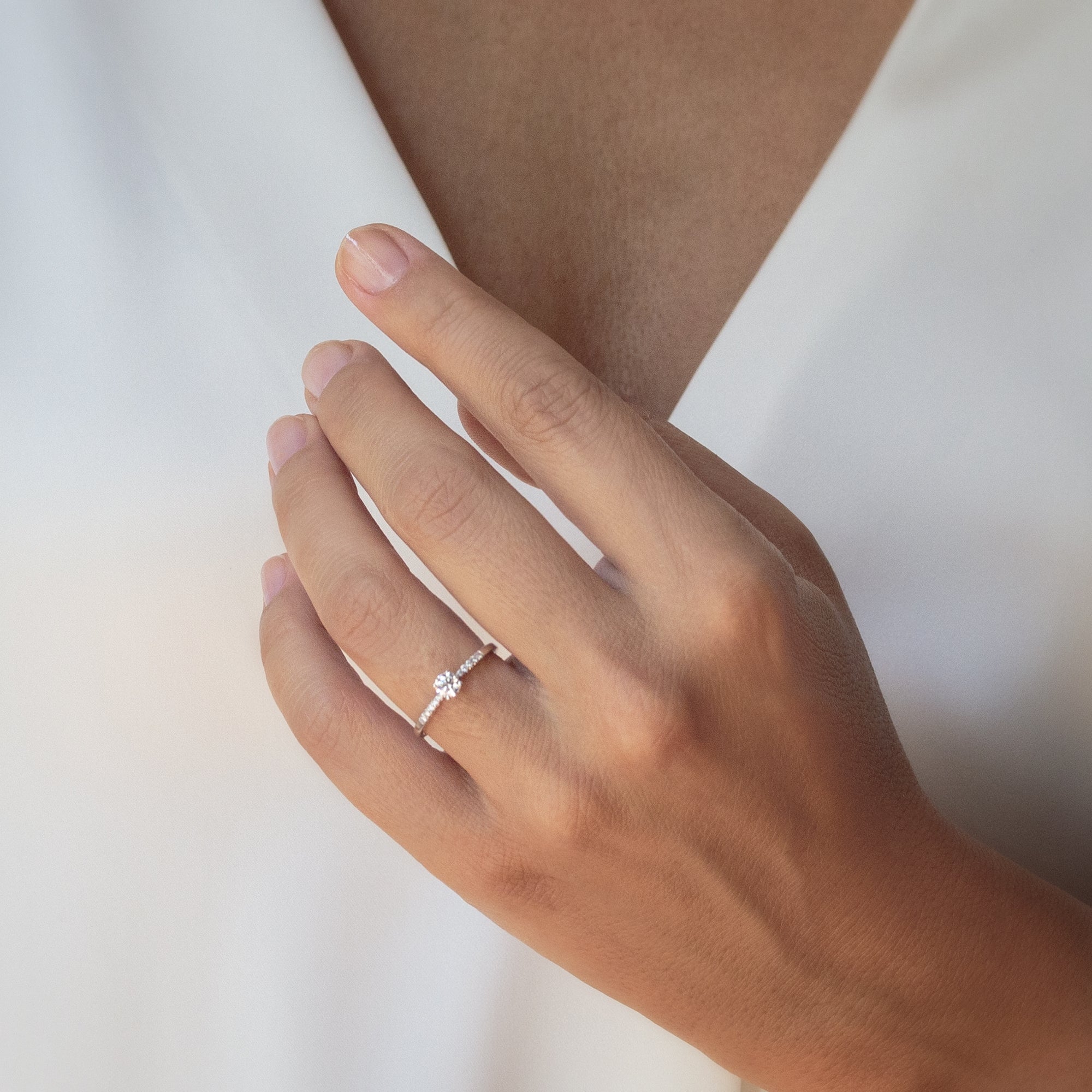 anillo-solitario-con-diamante-engastado-central