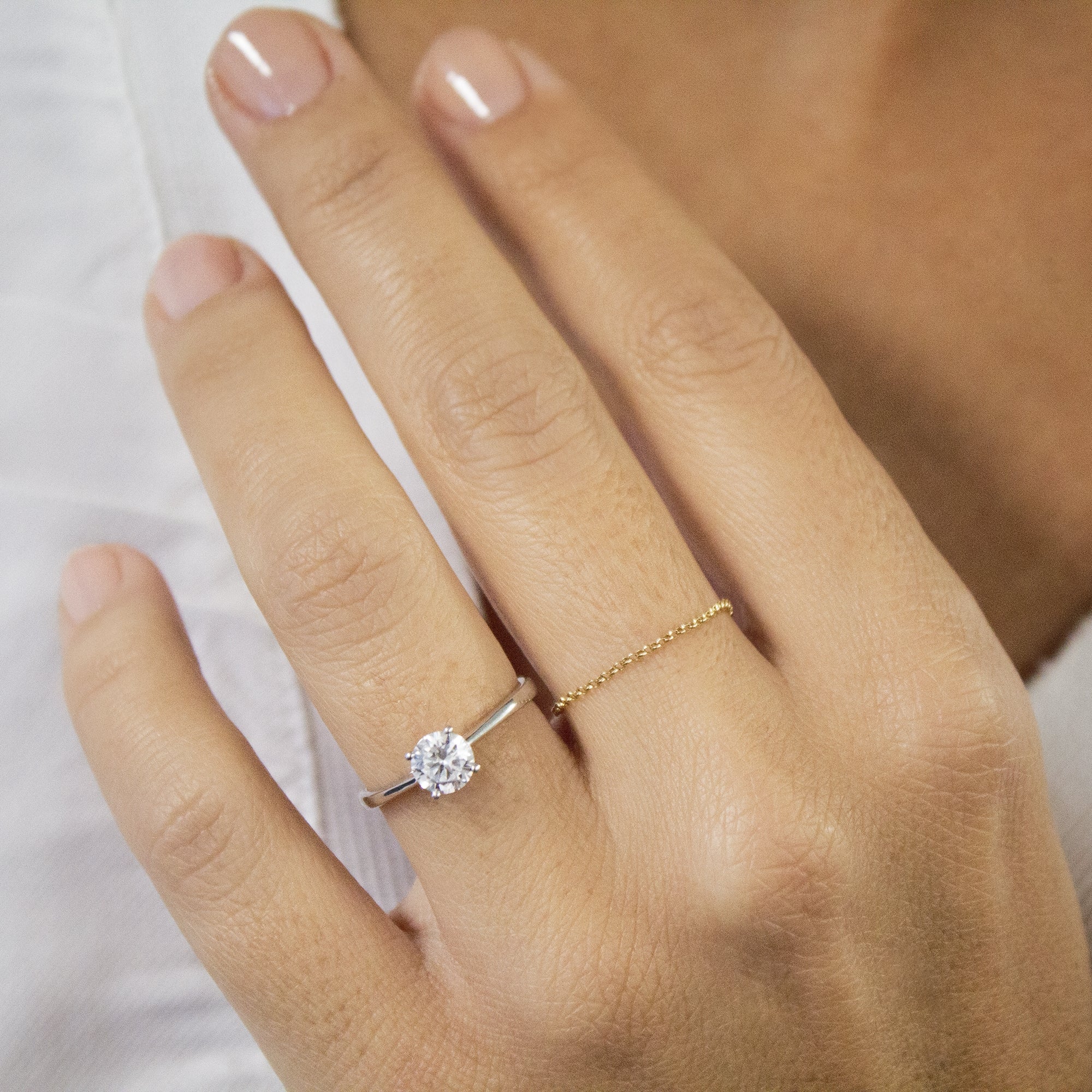 anillo-solitario-con-diamante-central-y-oro-blanco-18k