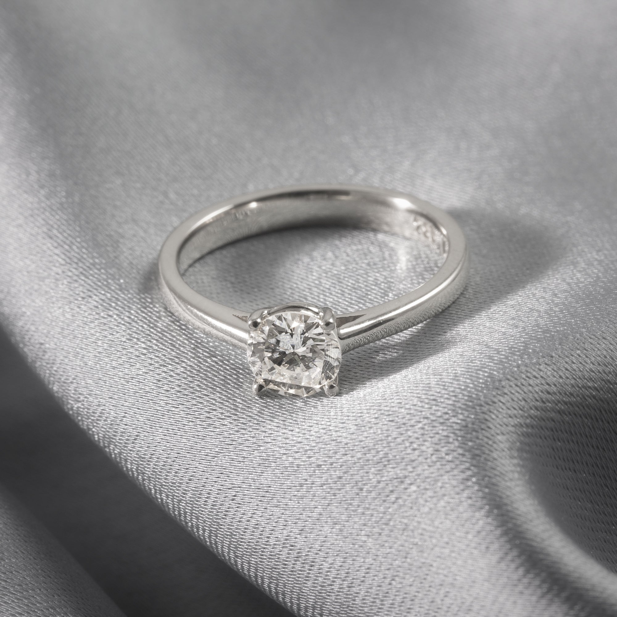 anillo-solitario-con-diamante-central-y-oro-blanco-18k