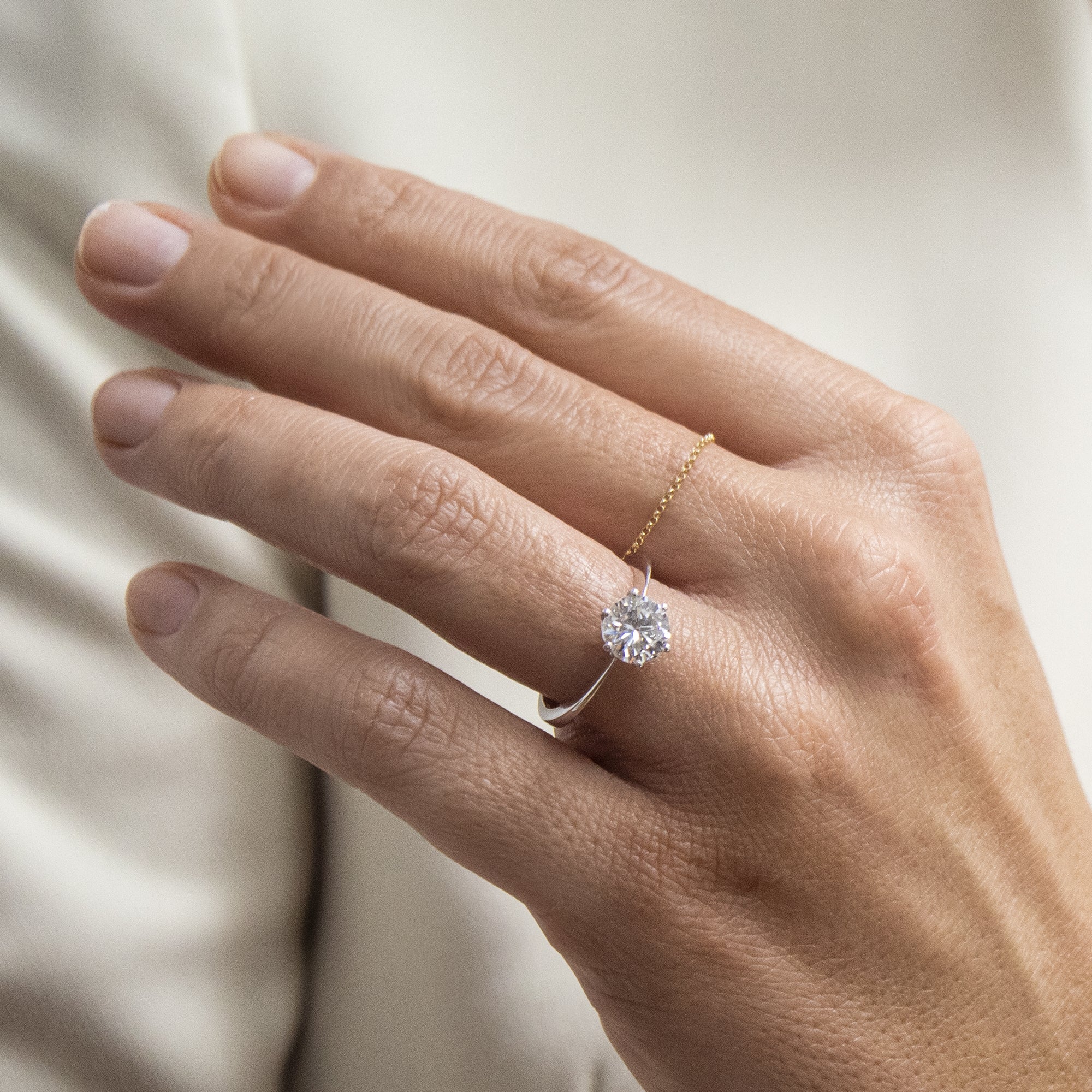 anillo-solitario-oro-blanco-18k-y-diamante-talla-brillante