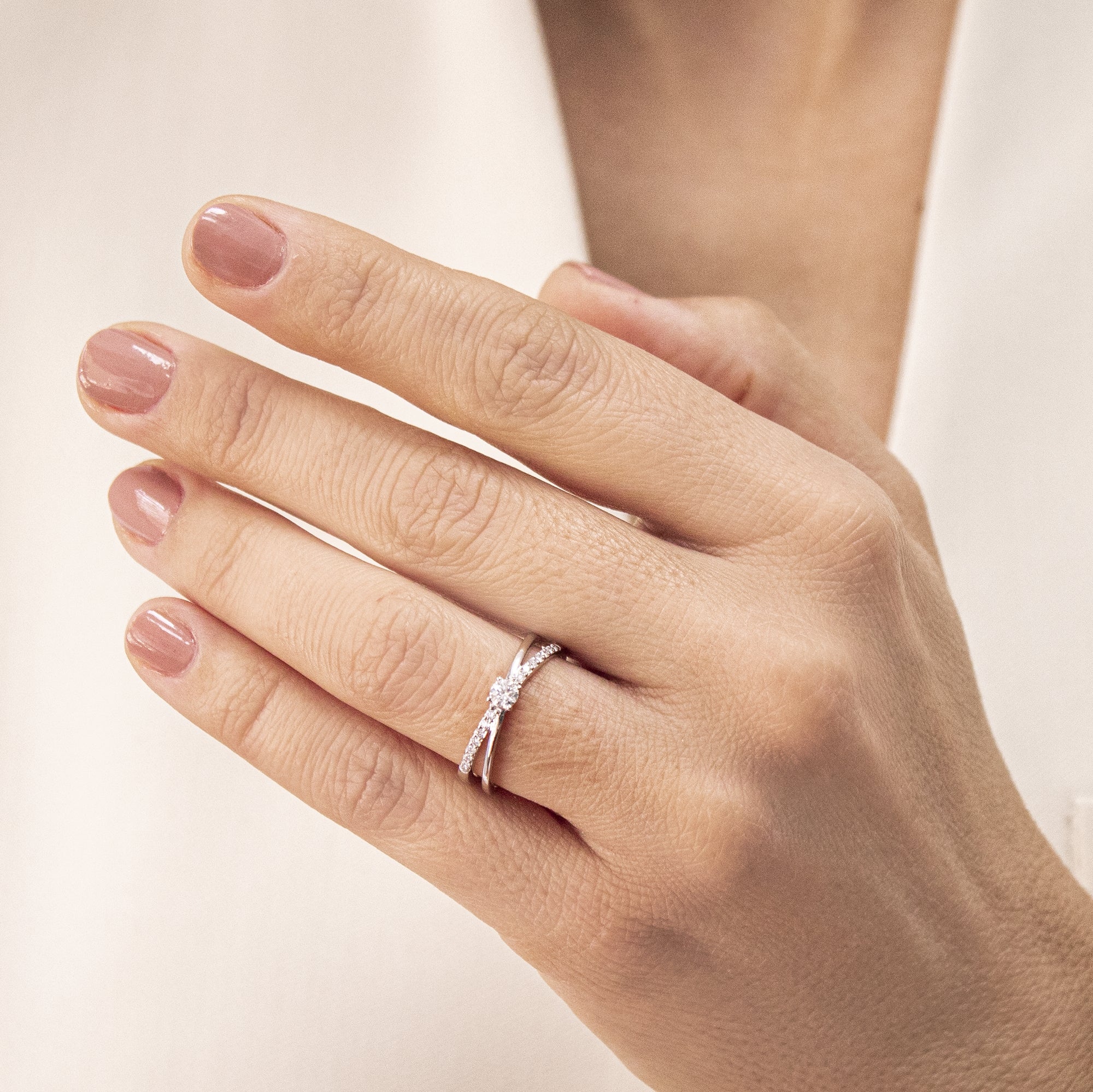 anillo-solitario-con-diamante-natural-y-doble-aro