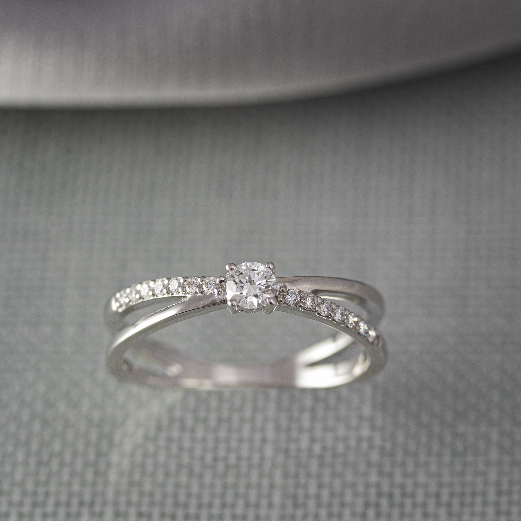 anillo-solitario-con-diamante-natural-y-doble-aro