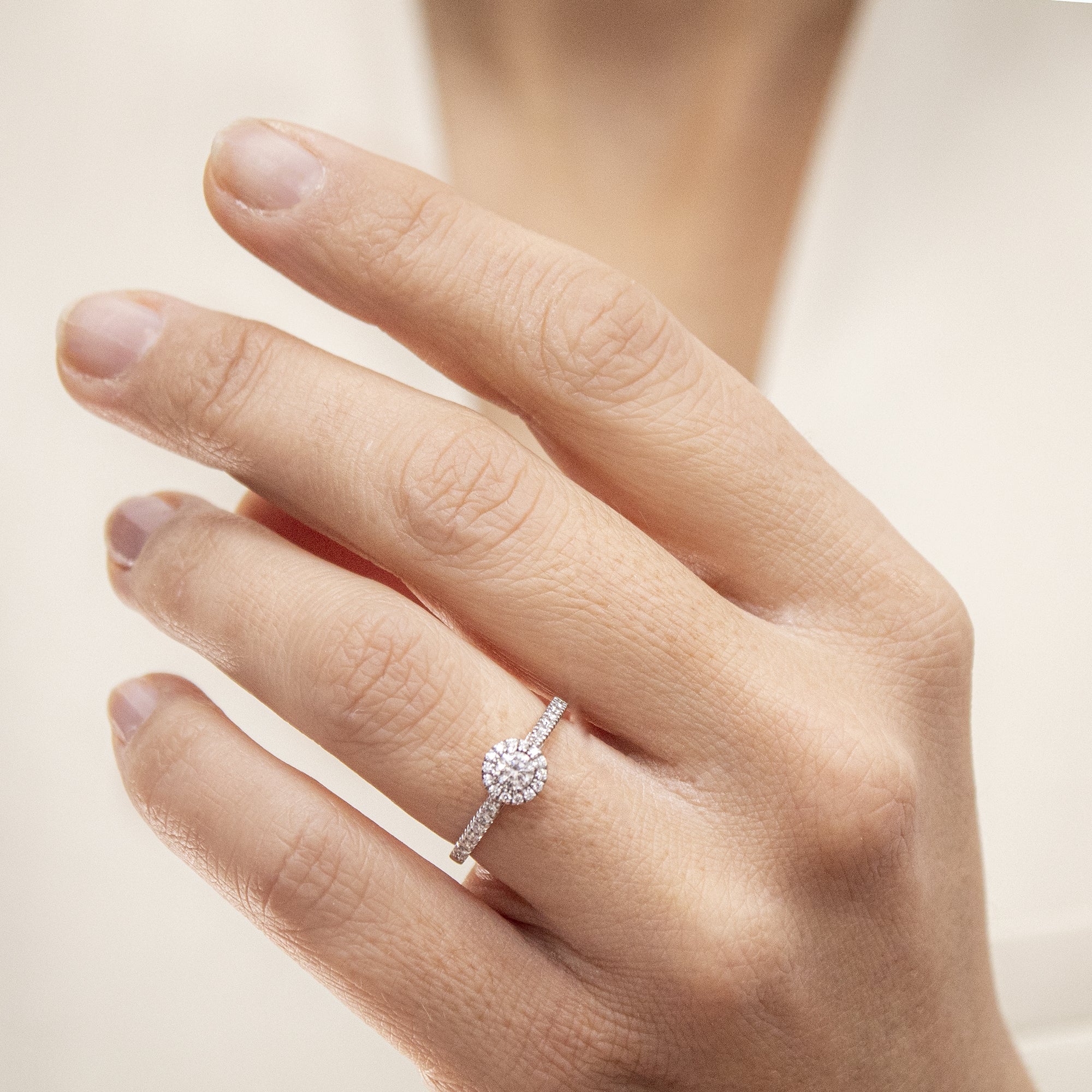 anillo-de-compromiso-rosetón-con-diamantes-naturales