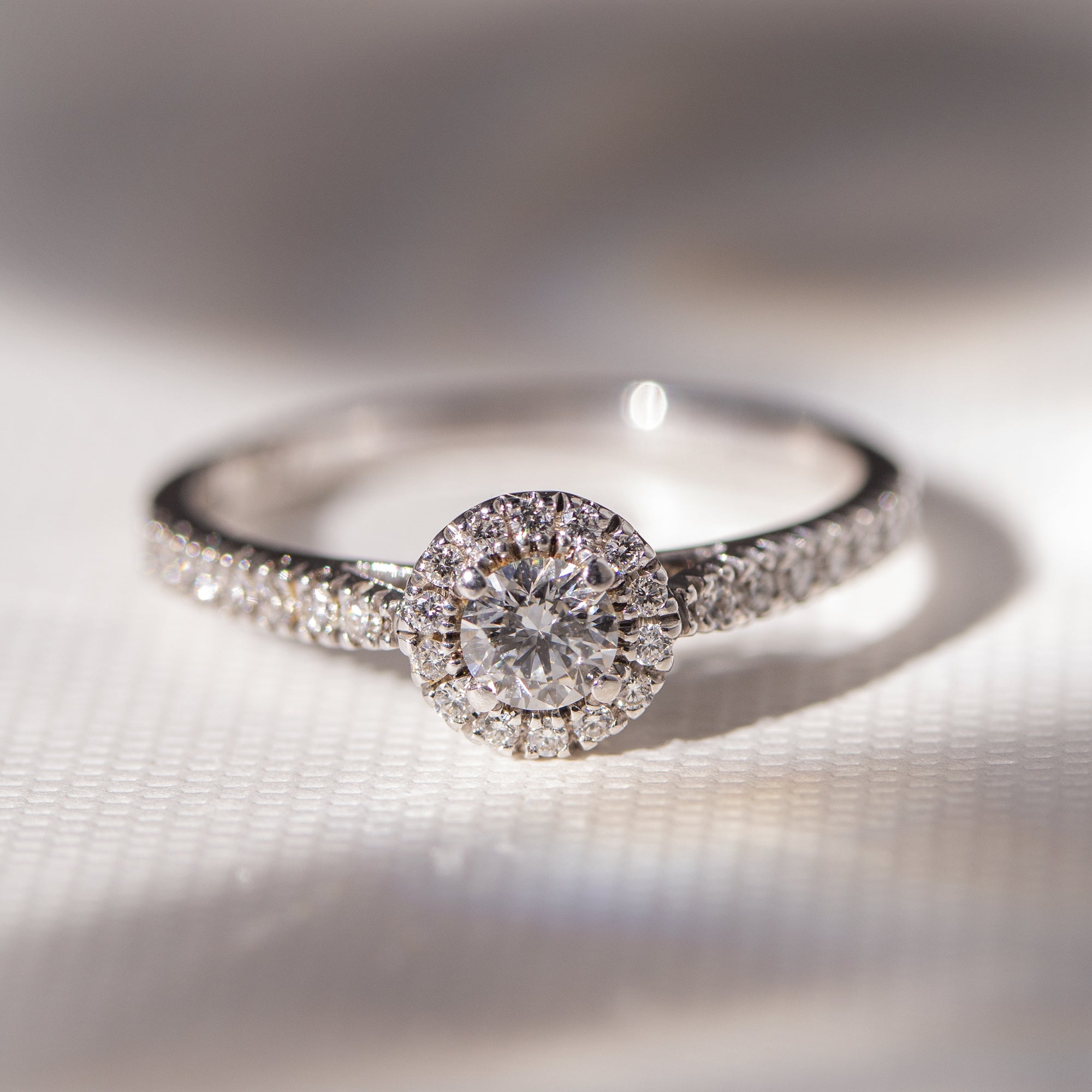 anillo-de-compromiso-rosetón-con-diamantes-naturales