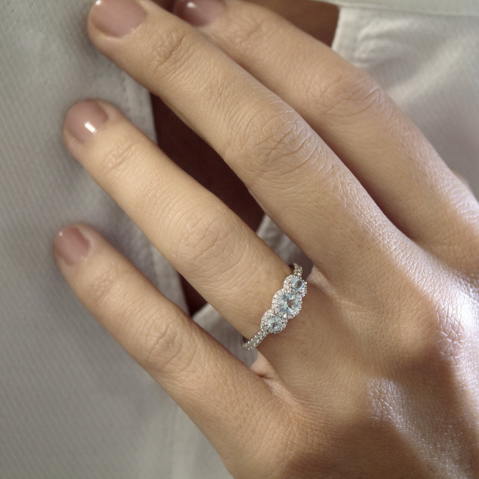 anillo-de-compromiso-de-oro-blanco-diamante-y-aguamarina