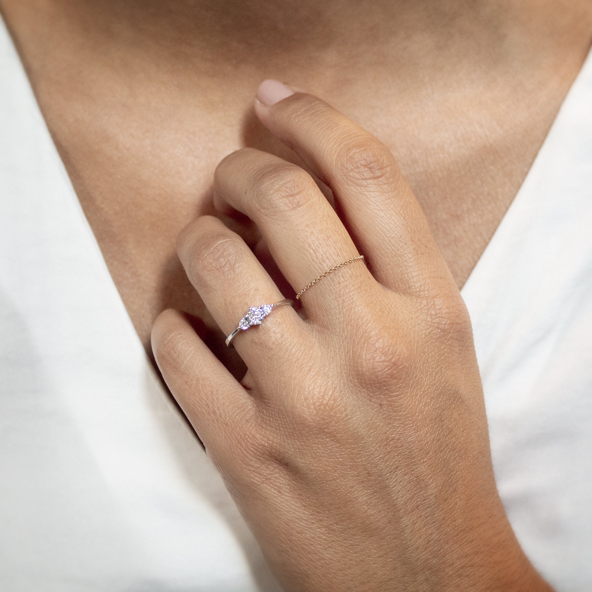 anillo-en-oro-blanco-de-18k-con-trilogia-de-diamantes