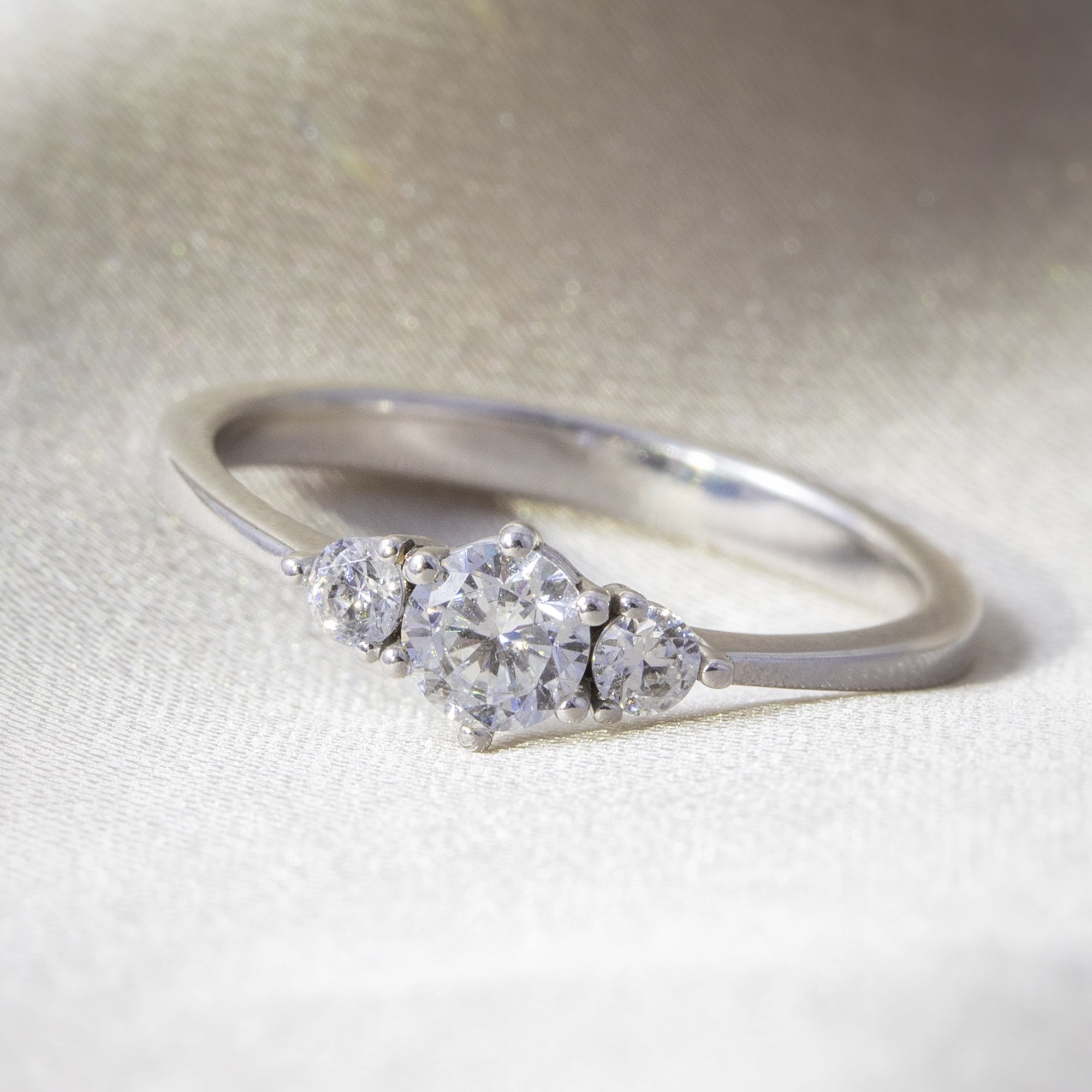 anillo-en-oro-blanco-de-18k-con-trilogia-de-diamantes