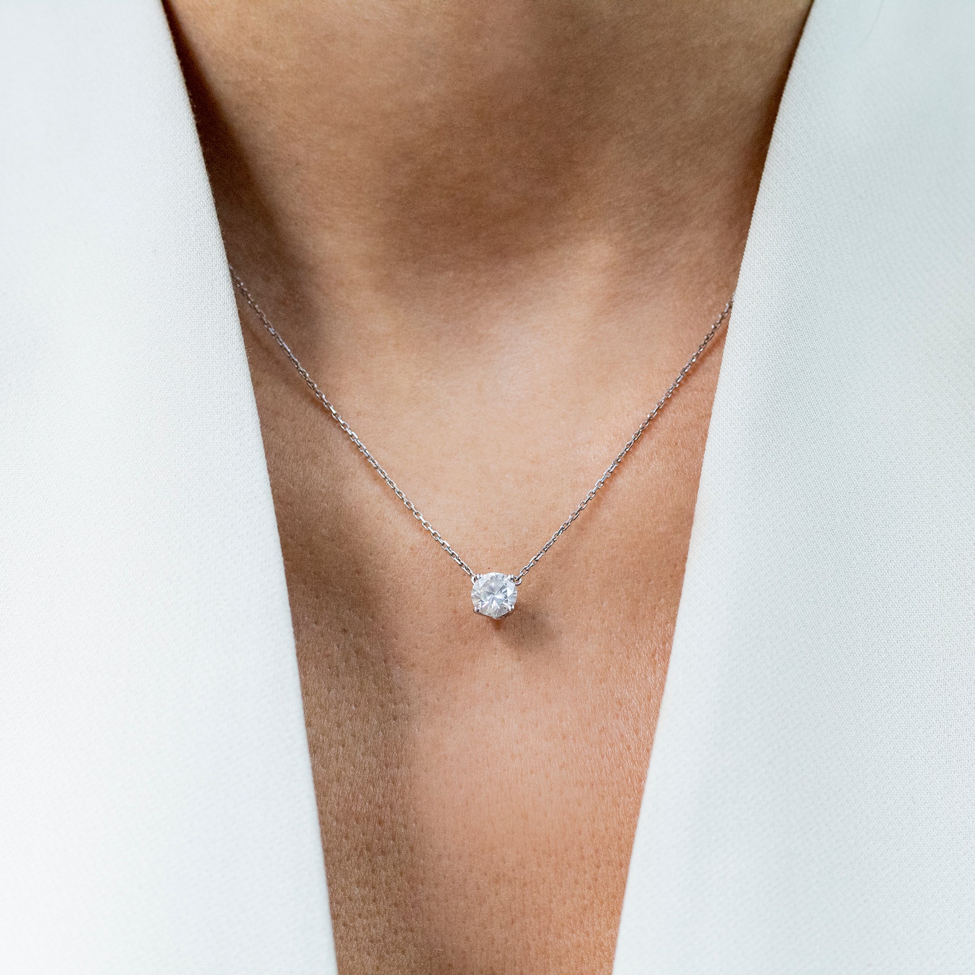 Gargantilla oro 18kt, Diamante talla brillante, Montura 4 grapas para dar protagonismo a la piedra.