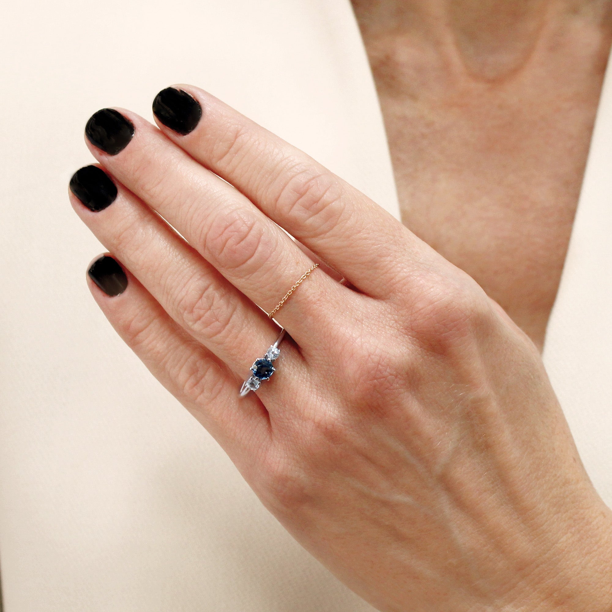 Trilogía oro 18kt. Piedra central Granate 5mm y laterales de 3mm.