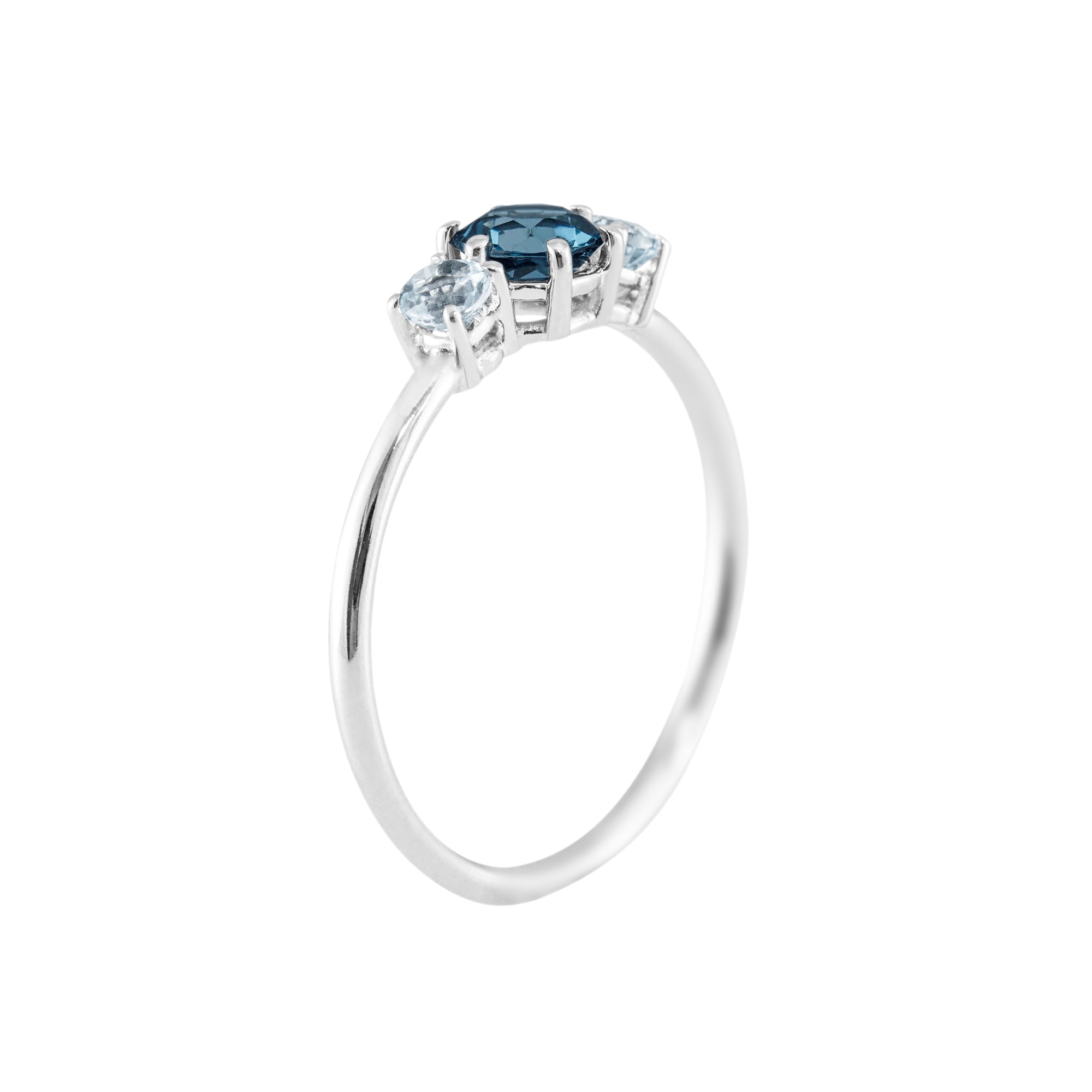 Trilogía oro 18kt. Piedra central Granate 5mm y laterales de 3mm.