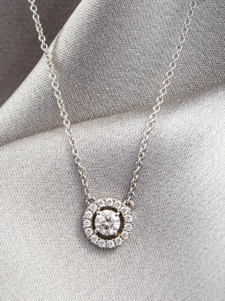Collier ras du cou avec rosette de diamants
