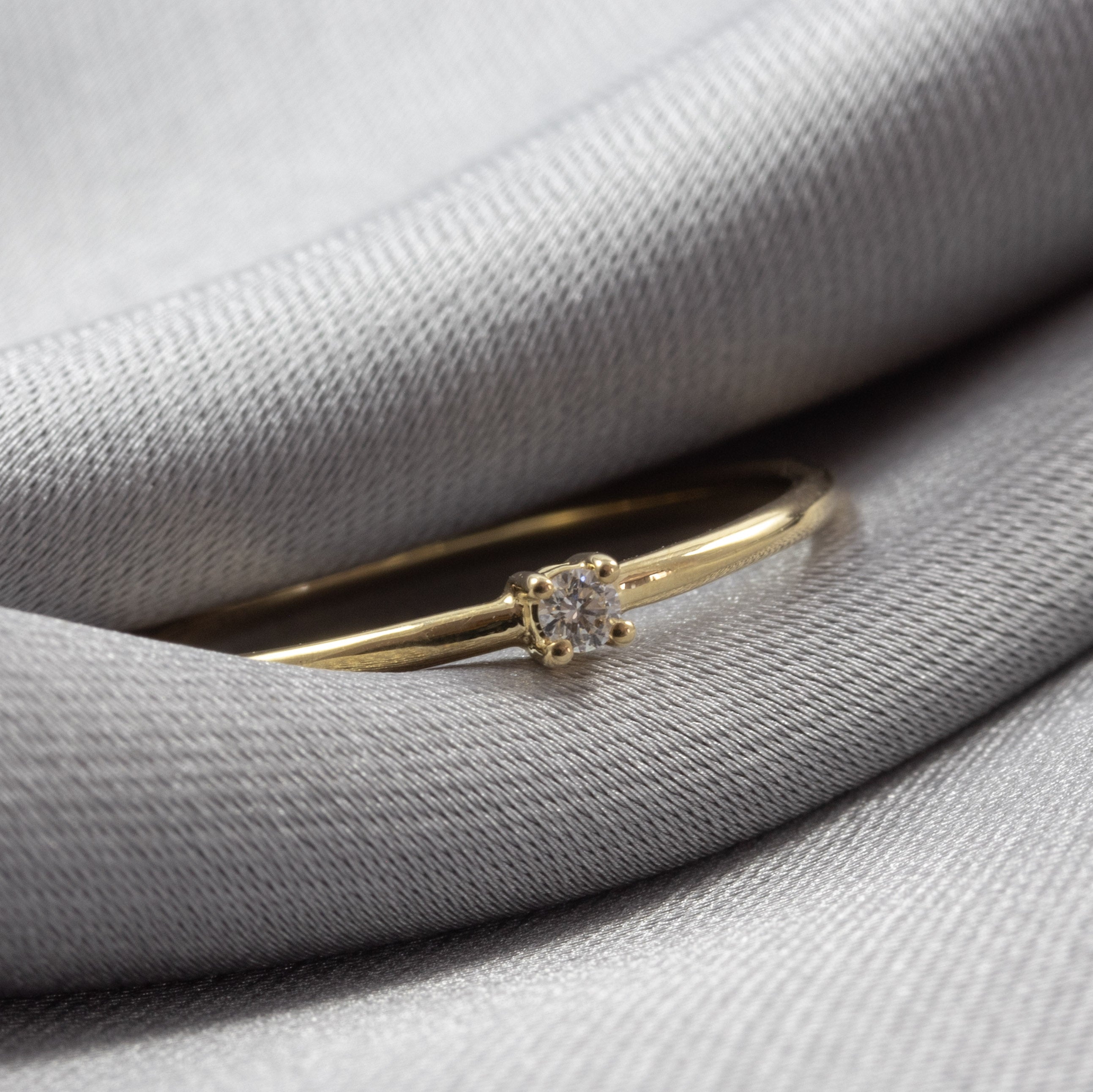 Solitario Diamante 0.035ct oro 18kt talla brillante. Montura 4 grapas.