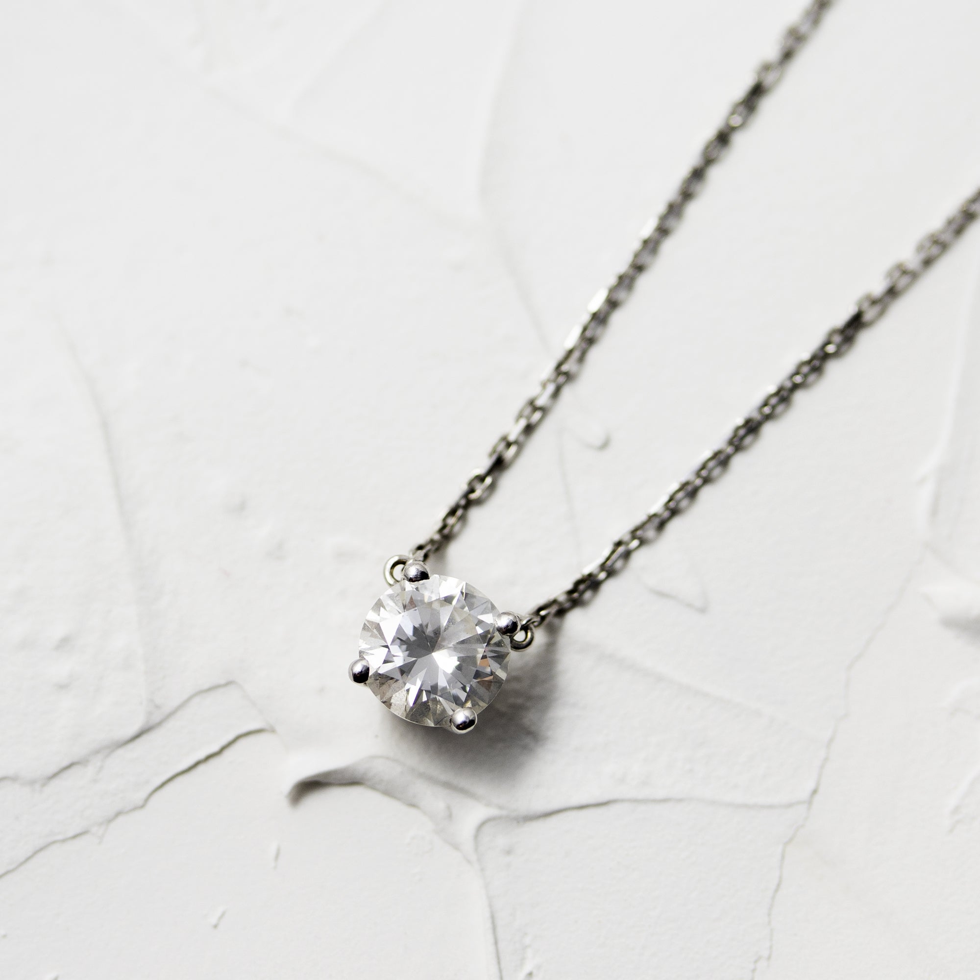 Gargantilla oro 18kt, Diamante talla brillante, Montura 4 grapas para dar protagonismo a la piedra.