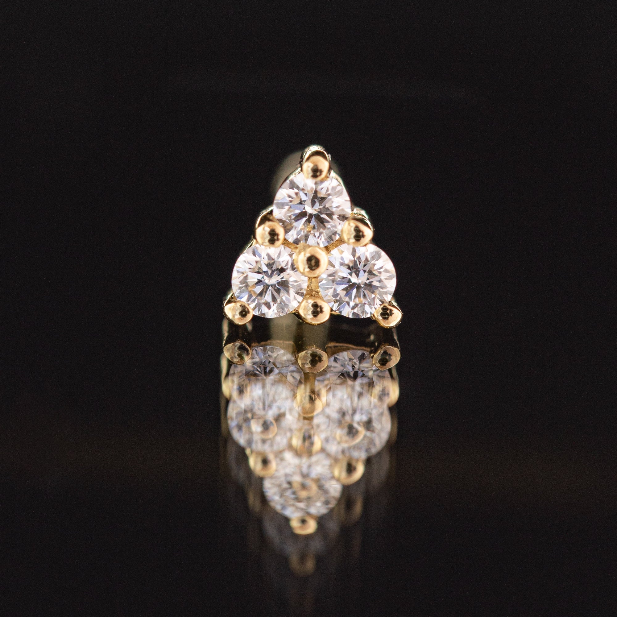Botón Diamante talla brillante 0.06ct oro 18kt en forma de triángulo. Cada una de los diamantes mide 1.7mm (3 unidades).